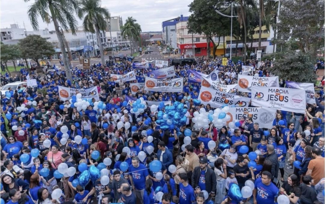 Com louvor e oração, Marcha Para Jesus reúne multidão em “clamor” por Toledo