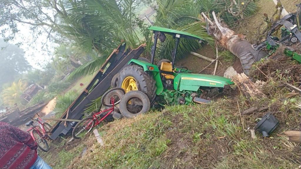 Violenta colisão entre carreta e trator deixa trabalhadora gravemente ferida na PR-151