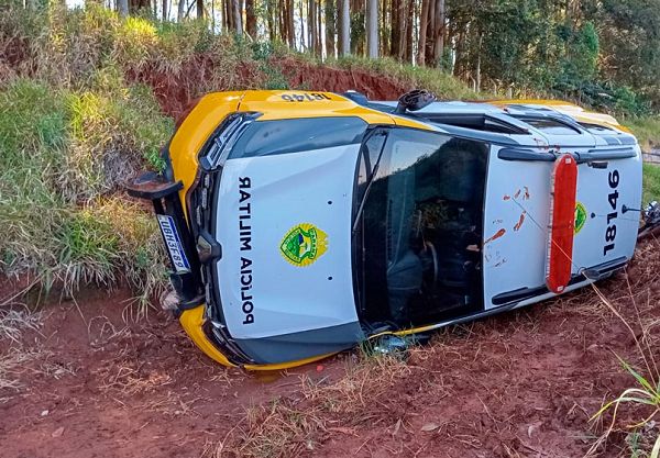 PMs capotam viatura durante perseguição no Paraná e suspeito foge para mata