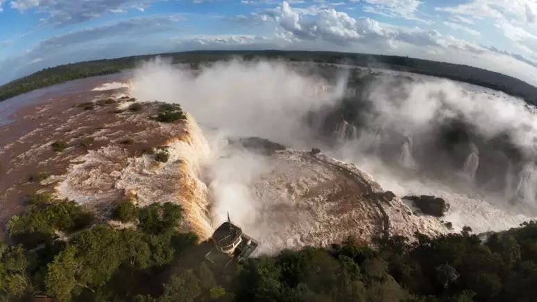 Turista morre após embarcação virar durante passeio de barco nas Cataratas do Iguaçu