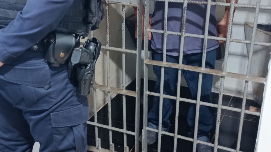 Homem quebra vidros do Cras II após ter vale-alimentação negado e acaba detido em Toledo