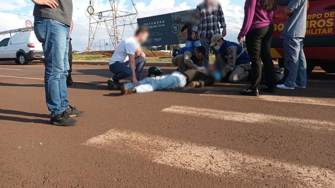 Acidente entre Kawasaki e Jeep deixa motociclista gravemente ferido em Cascavel