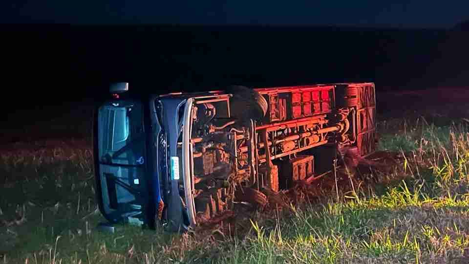 Ônibus com trabalhadores de frigorífico tomba em Cascavel