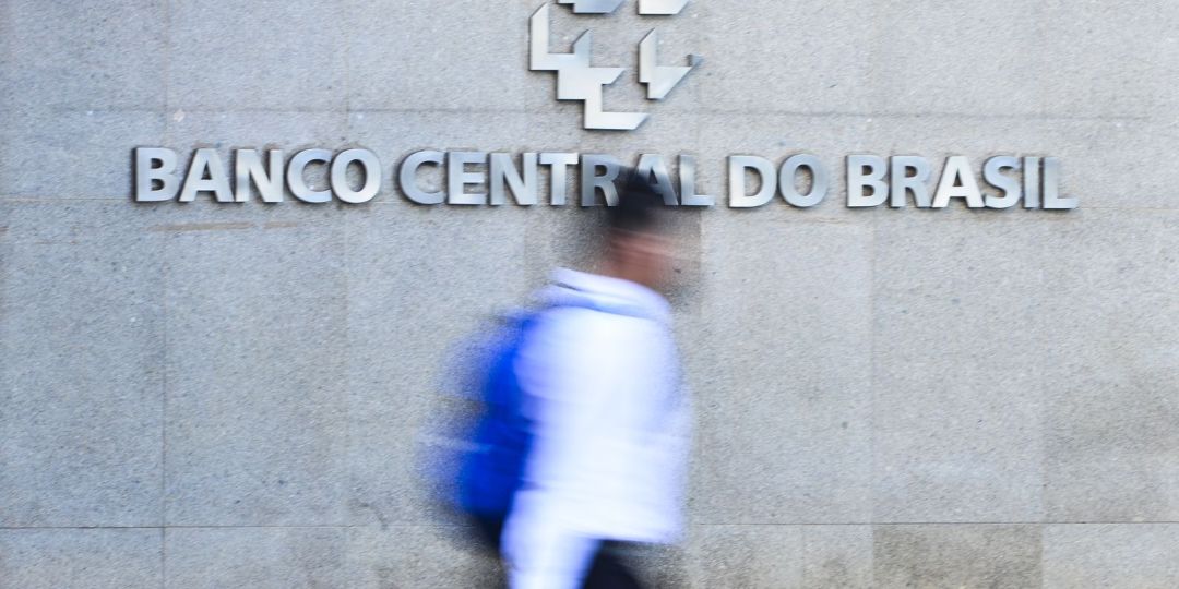 Juros das famílias seguem elevados e chegam a 64% ao ano, diz Banco Central