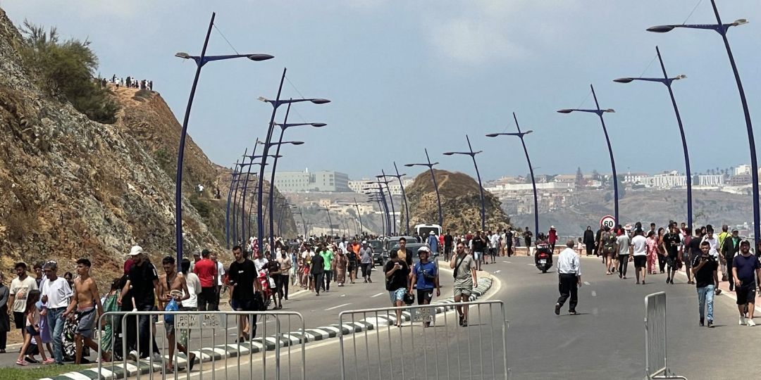 Migrantes cruzam fronteira e entram em Ceuta; militares são acionados