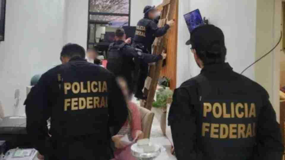 PF e PCPR fazem buscas em oficina usada para instalar compartimentos ocultos para drogas no Paraná
