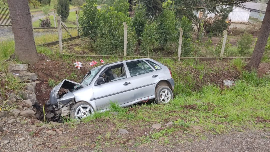 Casal e duas crianças ficam feridos após saída de pista na BR-153