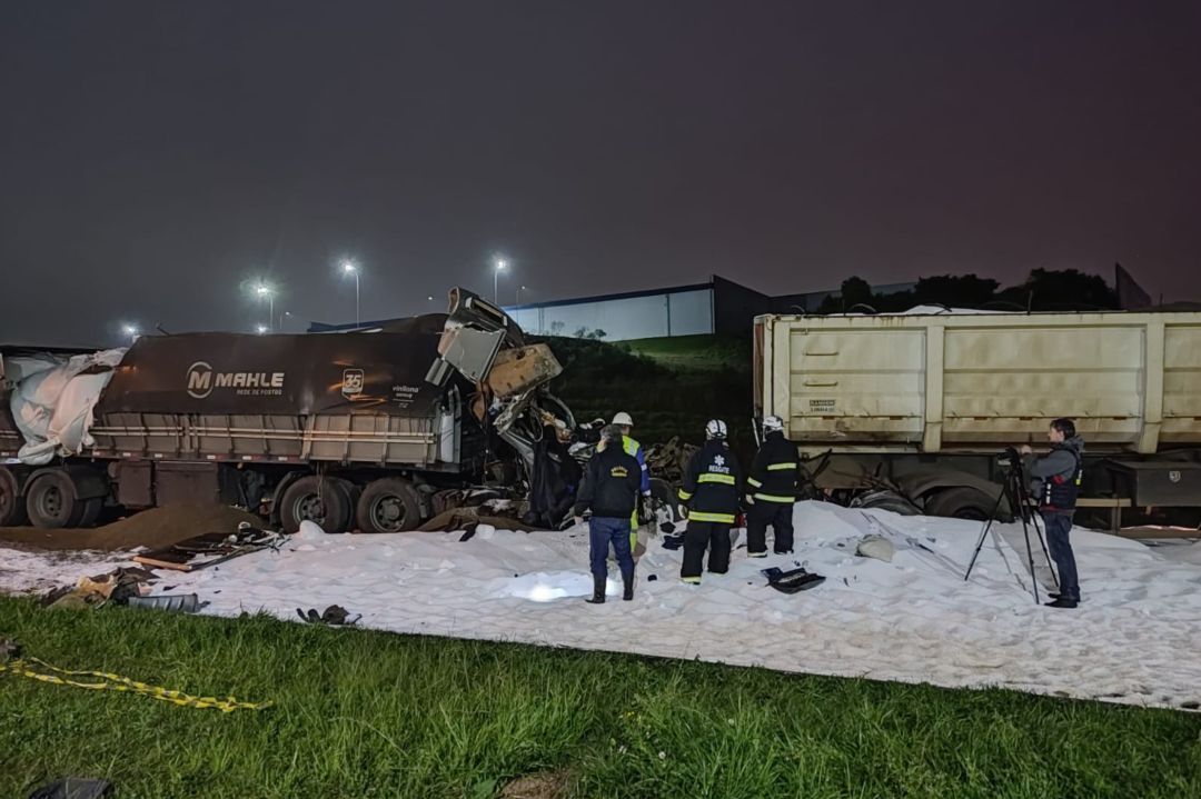 Duas pessoas morrem em grave acidente entre caminhões e carro na BR-277