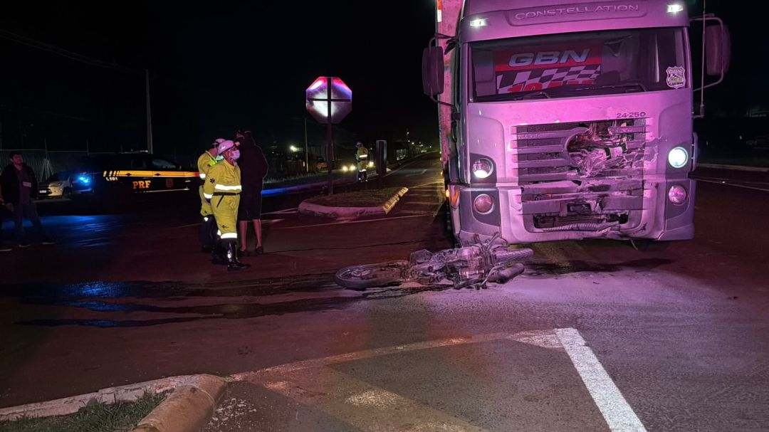 Motociclista morre em colisão frontal com caminhão na BR-369 em Cascavel