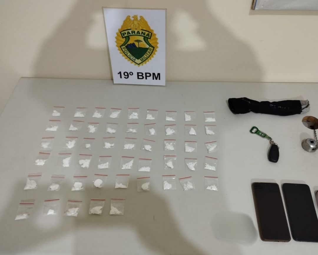Homem é preso por tráfico após arremessar meia com 50 papelotes de cocaína em telhado na Vila Pioneiro, em Toledo