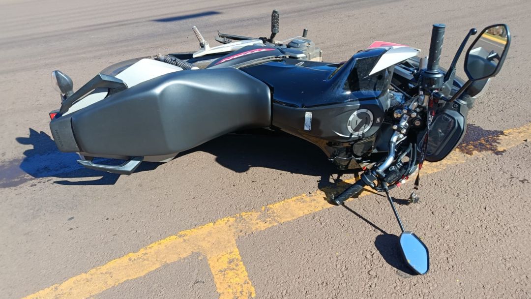 Motociclista sofre fratura no fêmur após acidente com carro no Jardim Porto Alegre, em Toledo