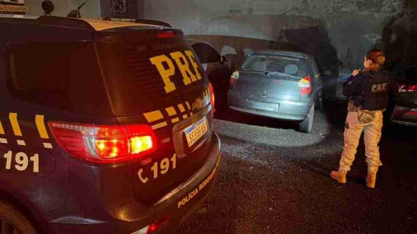 PRF recupera carro furtado e prende homem horas após ele deixar a prisão na BR-277