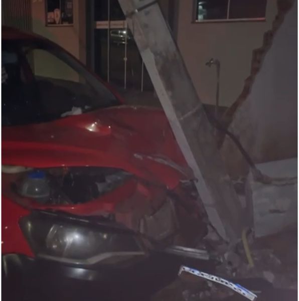 Após atingir poste de igreja, motorista sobe em telhado de residência e foge da UPA em Toledo