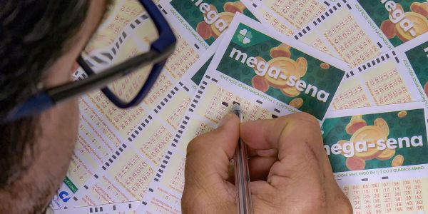 Mega-Sena acumula e prêmio principal vai para R$ 33 milhões