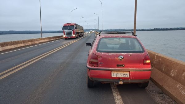 Carro furtado em Cascavel é recuperado pela PRF na Ponte Ayrton Senna em Guaíra