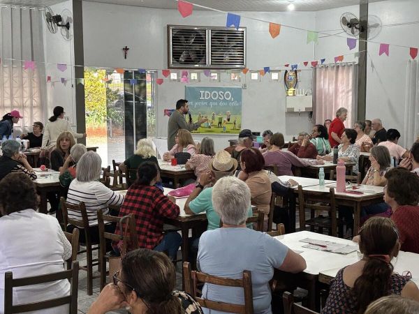 Junho Violeta encerra campanha com orientação a idosos na Vila Industrial