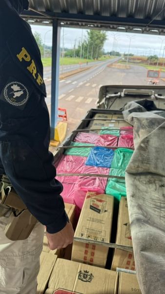 PRF apreende bitrem carregado com cigarros na BR-163 em Guaíra