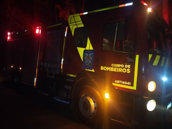 Incêndio em metalúrgica destrói dois veículos durante a madrugada em Marechal Rondon