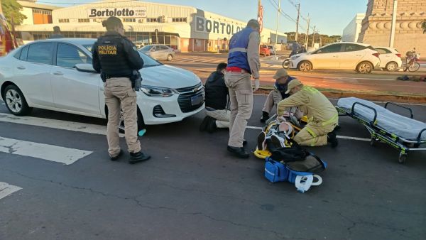Carro atropela três pedestres na faixa da Avenida Parigot de Souza, próximo à Havan