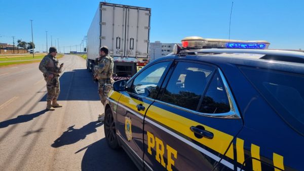 PRF apreende caminhão carregado com drogas em Cascavel