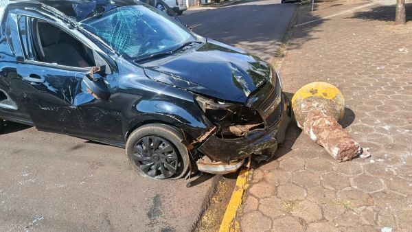 Jovem desvia de SW4, bate em anteparo de concreto e picape tomba na Vila Industrial