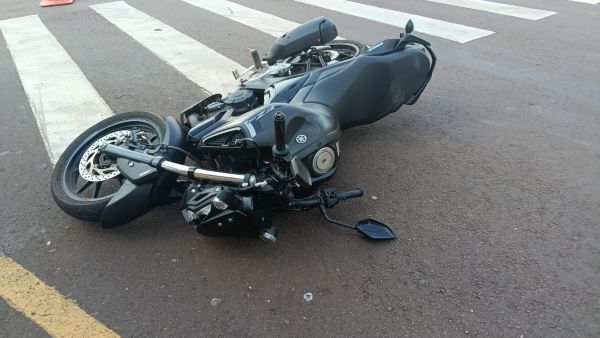 Motociclista foge do local após acidente que deixou jovem ferido na Avenida Primeiro de Maio