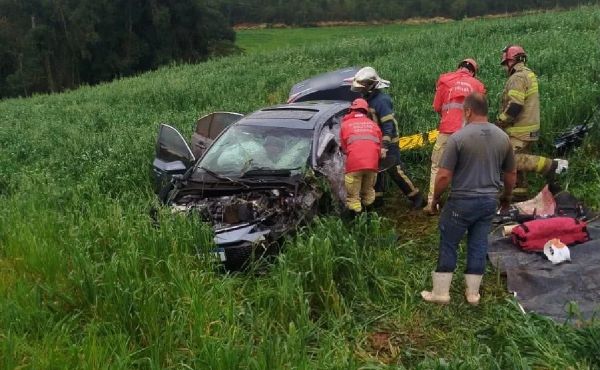 Mulher morre e filha de 5 anos fica gravemente ferida em colisão frontal em Laranjeiras do Sul