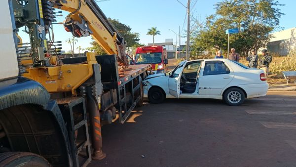 Motorista fica em estado grave após carro bater na lateral de caminhão em Toledo