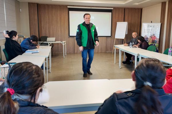 Curso de controle de doenças em hortaliças reúne famílias do projeto Horta Agrocidadão em Toledo