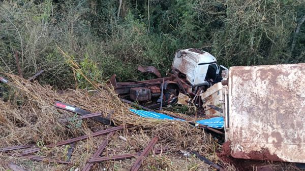 Caminhão sai da pista e tomba em barranco na PR-317 entre Toledo e Ouro Verde do Oeste