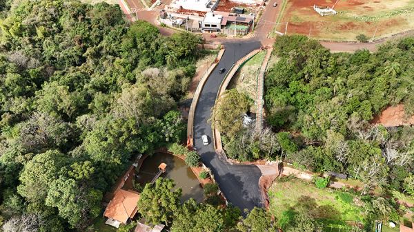 Acessos da ponte do Rio Marreco recebem asfalto e obra entra na reta final