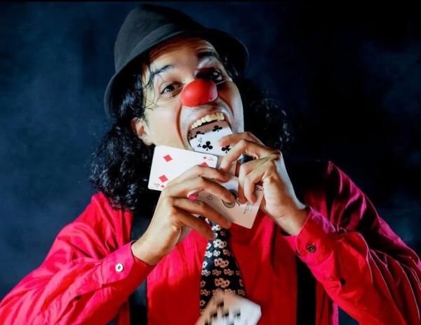 Artista que vive em Toledo representa o Brasil em festivais de teatro no Canadá