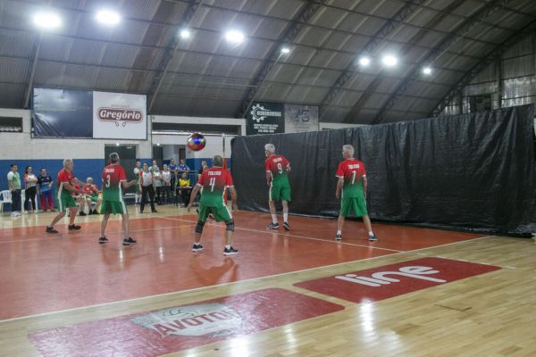 No masculino e no feminino, Toledo vence 2º Regional de Vôlei no Escuro 70+