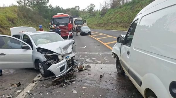 Batida frontal deixa cinco feridos e provoca interdição na BR-376, em Ortigueira