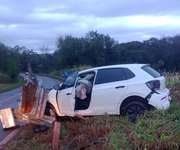 Volkswagen Polo é encontrado abandonado após acidente na PR-581 em Assis Chateaubriand