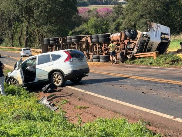Carreta carregada de milho tomba e atinge SUV na Curva do Rodeio, entre Marechal Cândido Rondon e Iguiporã