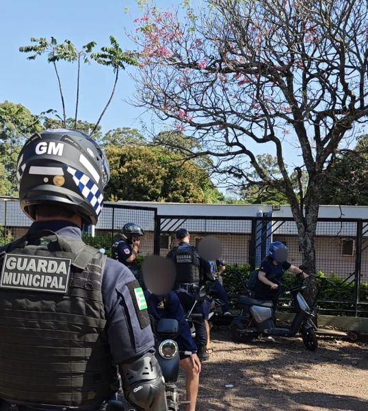 Guarda Municipal orienta usuários de scooters e patinetes elétricos durante fiscalização em frente ao Premen