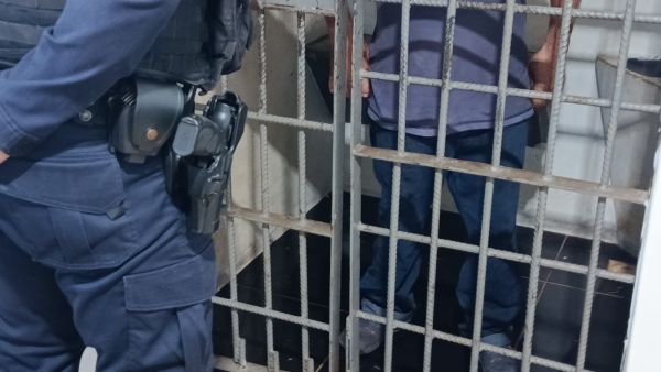 Homem quebra vidros do Cras II após ter vale-alimentação negado e acaba detido em Toledo