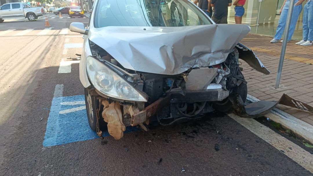 Motorista fica ferido em batida que envolveu quatro carros no Centro de Toledo