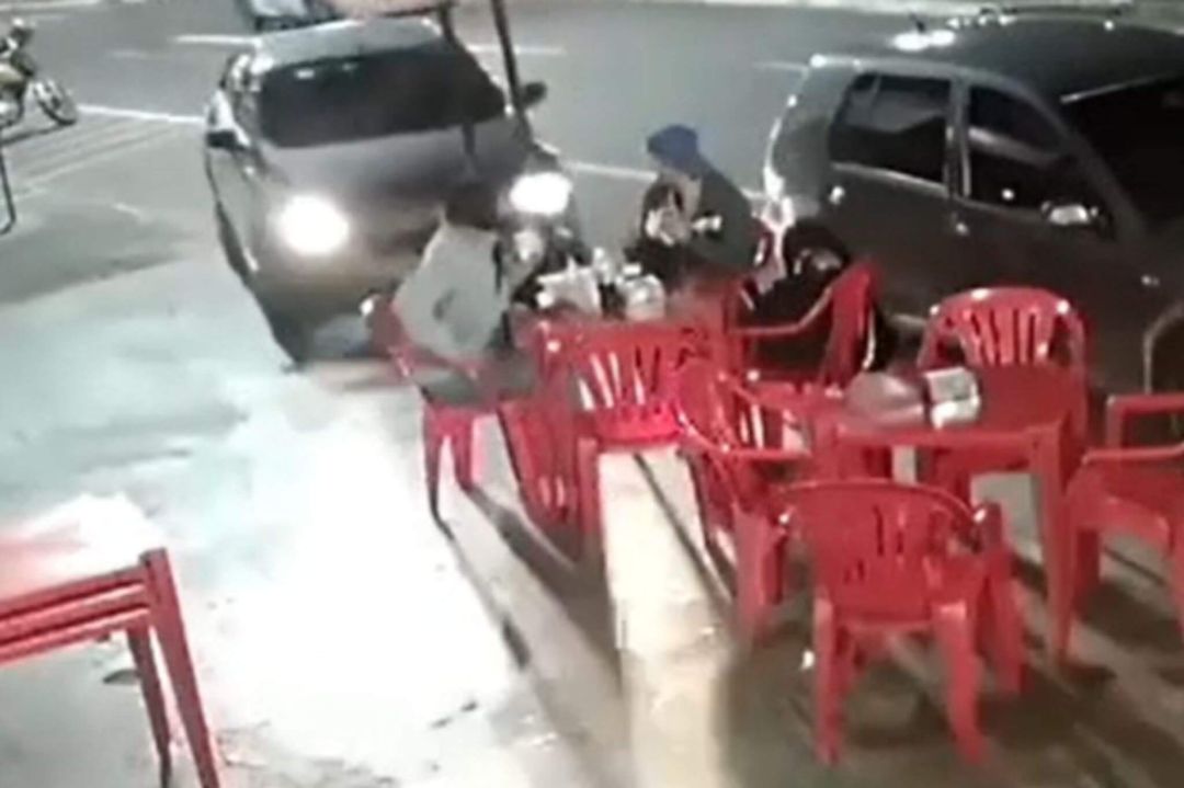 Carro invade calçada, atropela homem em lanchonete e deixa vítima gravemente ferida em Umuarama