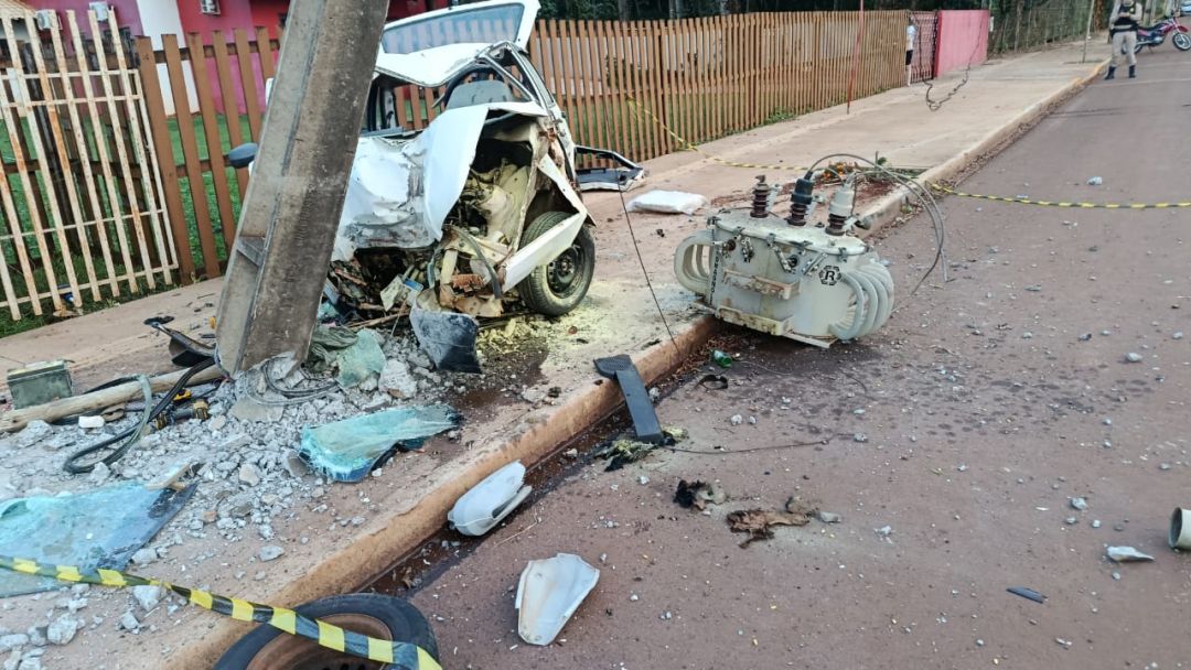 Motorista fica gravemente ferido após carro bater em poste na Avenida Ministro Cirne Lima, em Toledo