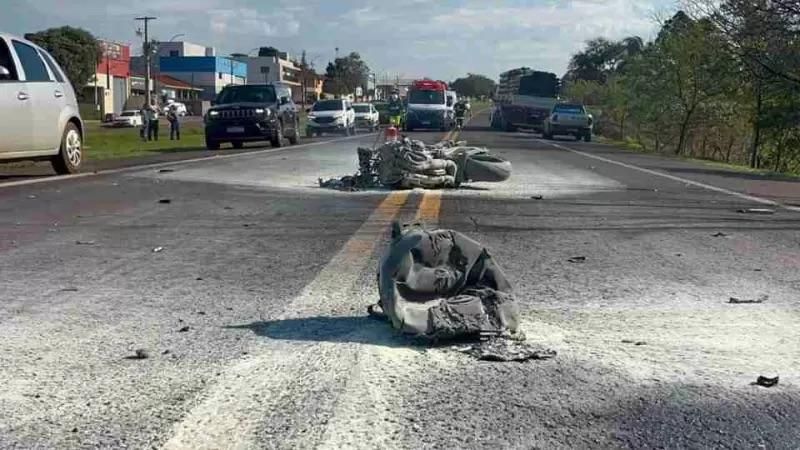 Moto parte ao meio e pega fogo após acidente na BR-277 em Santa Tereza do Oeste