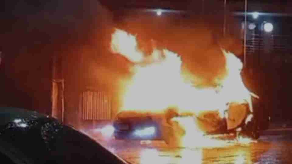 Homem coloca fogo em carro com casal dentro em frente à Prefeitura de São Miguel do Iguaçu