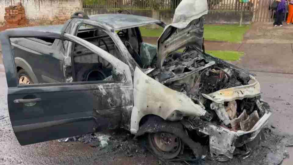 Motorista passa mal, bate em caminhão estacionado e veículo pega fogo em Cascavel