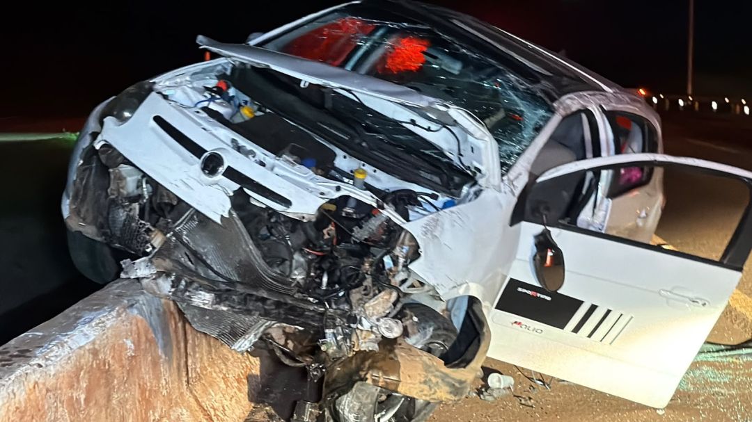 Carro capota e para sob guard rail na BR-163 em Cascavel