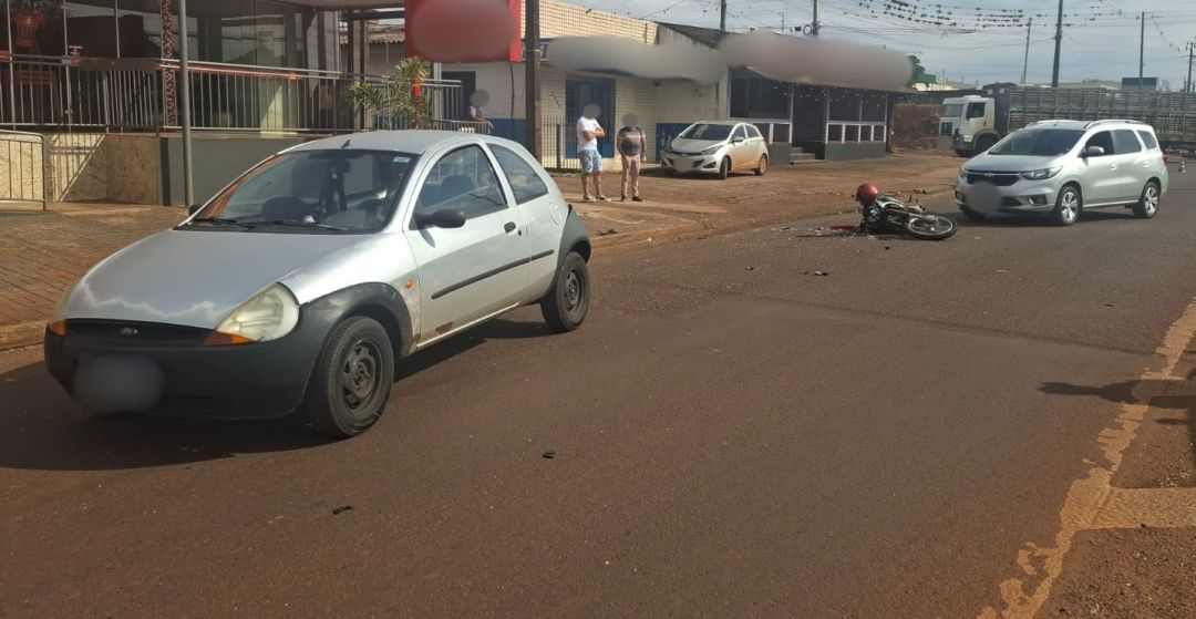 Motociclista fica gravemente ferido após acidente envolvendo três veículos na Avenida Egydio Geronymo Munaretto