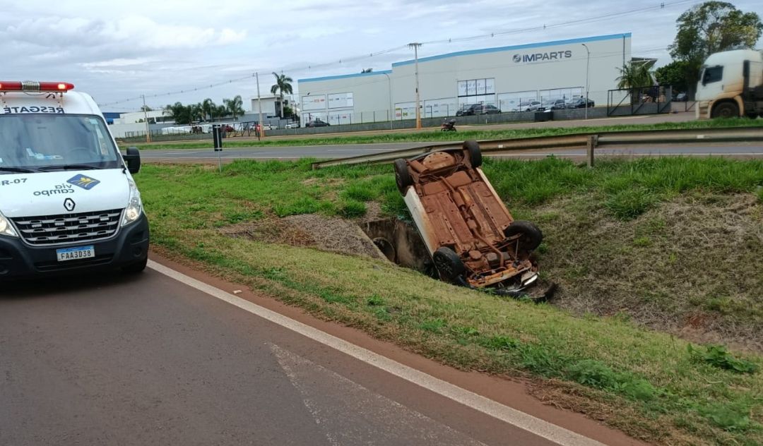 Motorista vai parar no hospital após capotar carro em valeta da BR-163, em Toledo