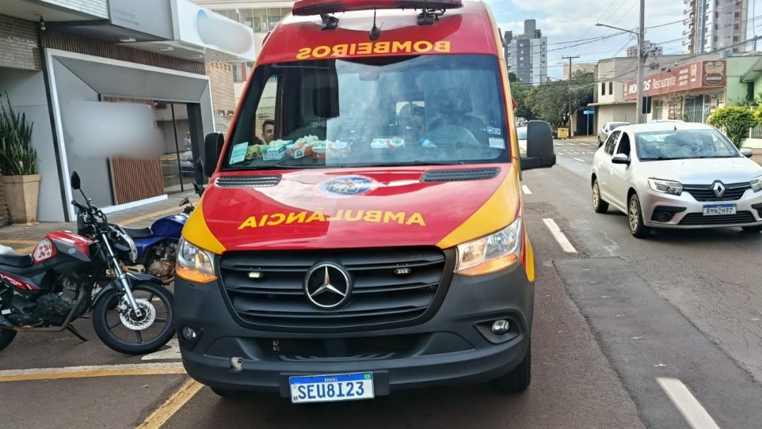 Ciclista é socorrido após colidir com utilitário que saía de garagem em Toledo