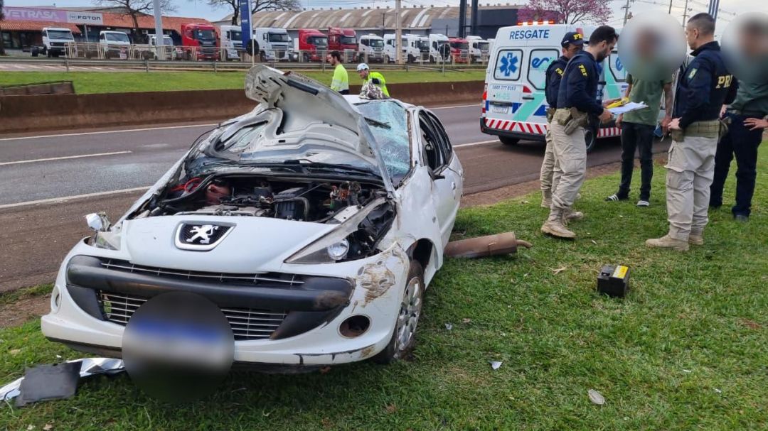 Motorista escapa ileso após carro capotar várias vezes na BR-277, em Cascavel