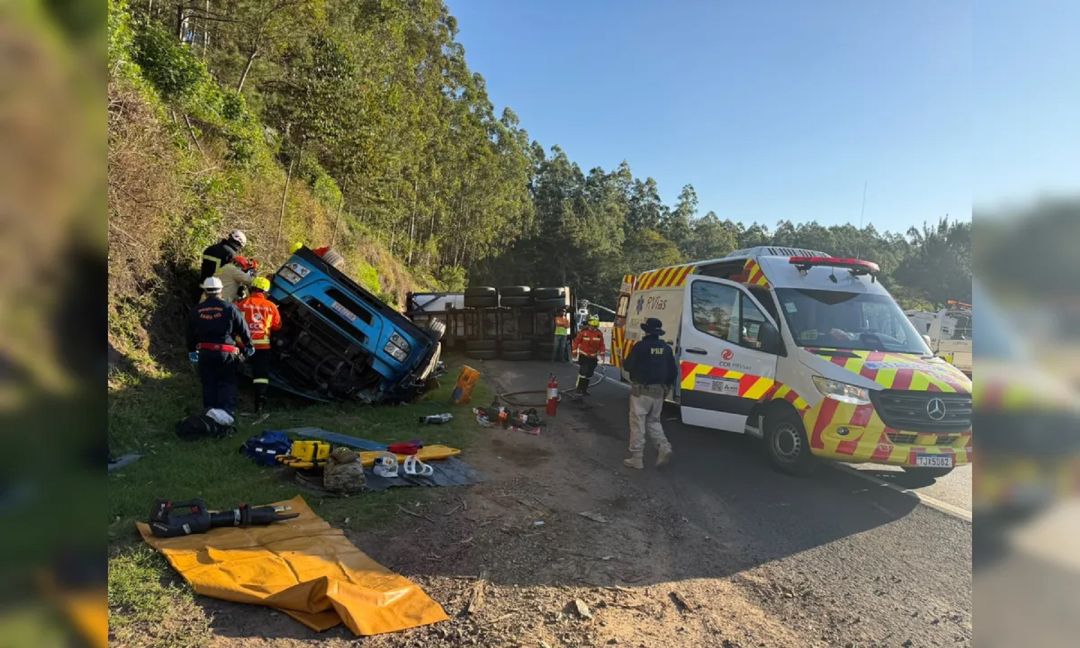 Carreta tomba, atinge pedestres e deixa dois mortos na BR-376 em Mauá da Serra; vítima grave foi levada de helicóptero